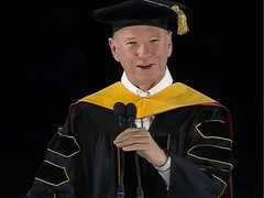 Una captura de pantalla del ex-CEO de Google, Eric Schmidt dirigiéndose a los estudiantes en la ceremonia de graduación 2026 de la Universidad de Arizona