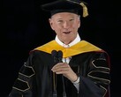 Una captura de pantalla del ex-CEO de Google, Eric Schmidt dirigiéndose a los estudiantes en la ceremonia de graduación 2026 de la Universidad de Arizona