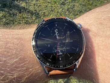 Huawei Watch GT 3 bajo el sol de invierno