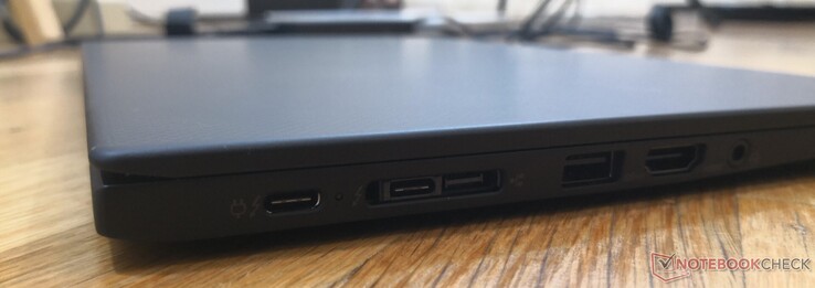 Lado izquierdo: USB Tipo C + Thunderbolt 3, USB Tipo C + Thunderbolt 3 + Lenovo Dock, USB 3.1 Gen. 1 Tipo A, HDMI 1.4