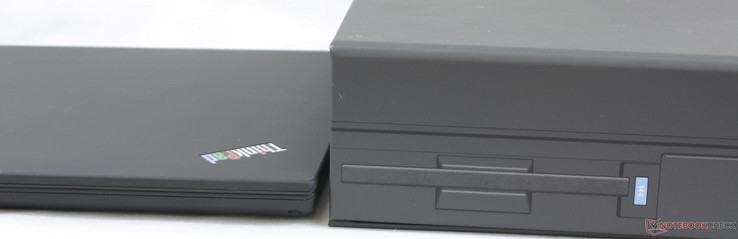ThinkPad 25 de 2017 junto a una réplica 1:1 del ThinkPad 700C de 1992 ThinkPad 25 de 2017 junto a una réplica 1:1 del ThinkPad 700C de 1992