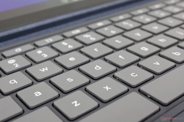 La base plana del teclado no se puede inclinar, a diferencia del teclado de la Surface Pro o del teclado de la HP Chromebook x2 11