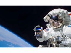 Imagen promocional del servicio gratuito NASA+ en la que aparece un astronauta sosteniendo un smartphone con la aplicación NASA+ abierta en el espacio. (Fuente de la imagen: NASA)