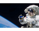 Imagen promocional del servicio gratuito NASA+ en la que aparece un astronauta sosteniendo un smartphone con la aplicación NASA+ abierta en el espacio. (Fuente de la imagen: NASA)