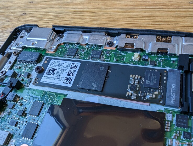 Sólo una ranura M.2 2280 PCIe4 x4. No incluye disipador de calor