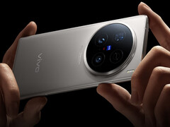 El X200 Ultra seguirá los pasos del X100 Ultra, en la imagen, con tres cámaras orientadas hacia atrás. (Fuente de la imagen: Vivo)