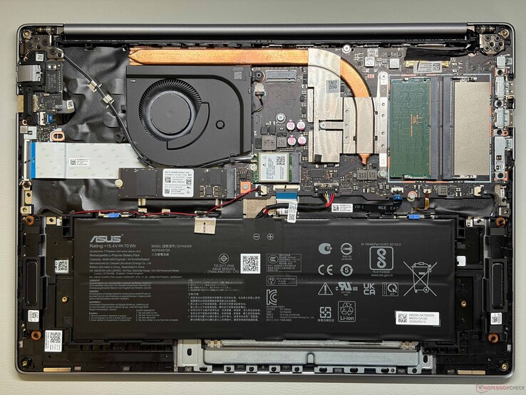 Asus ExpertBook PM5605 a modo de comparación. Se observan cambios moderados en las capacidades de los módulos SODIMM y de la batería entre ambos modelos, a pesar de que su diseño exterior es similar.