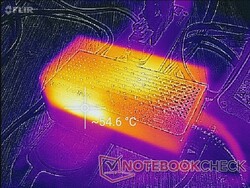 El adaptador de CA puede alcanzar los 55 C cuando funciona con cargas elevadas durante más de una hora