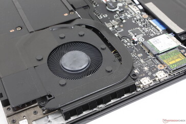 La solución de refrigeración consiste en dos ventiladores de ~60 mm y un refrigerador de cámara de vapor