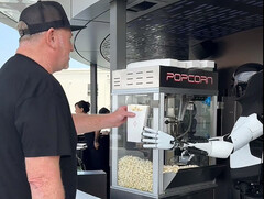 El robot Optimus sirviendo palomitas en el Tesla Diner. (Fuente de la imagen: Tesla Club-SoCal/X)