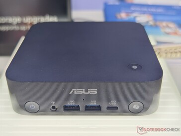 Puertos frontales del Asus ExpertCenter PN54 (fuente de la imagen: Notebookcheck)