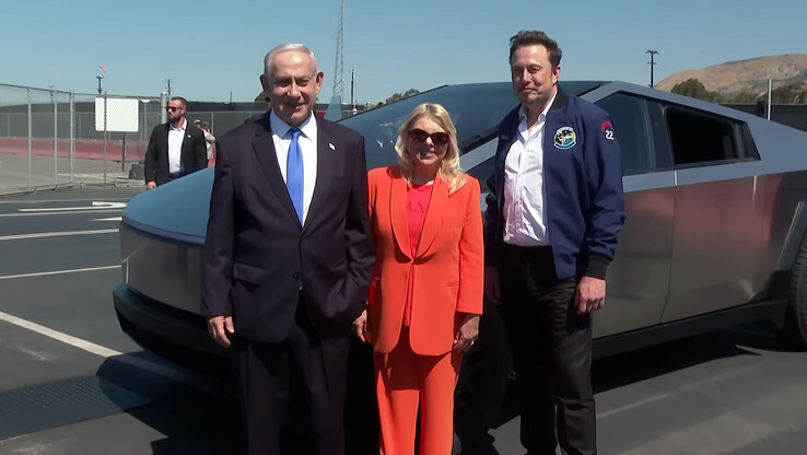 Elon Musk con Benjamin Netanyahu y su esposa Sara delante del Cybertruck