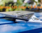 Según se informa, el Galaxy S26 Edge es un 5% más delgado que el Galaxy S25 Edge que aparece en la imagen. (Fuente de la imagen: Notebookcheck, editado)