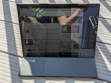 HP EliteBook Folio 13.5 en uso exterior (sol detrás del convertible)