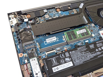 HP ZBook Firefly 15 G8 - SSD, WWAN integrada (arriba a la izquierda), ranuras de RAM (una libre)