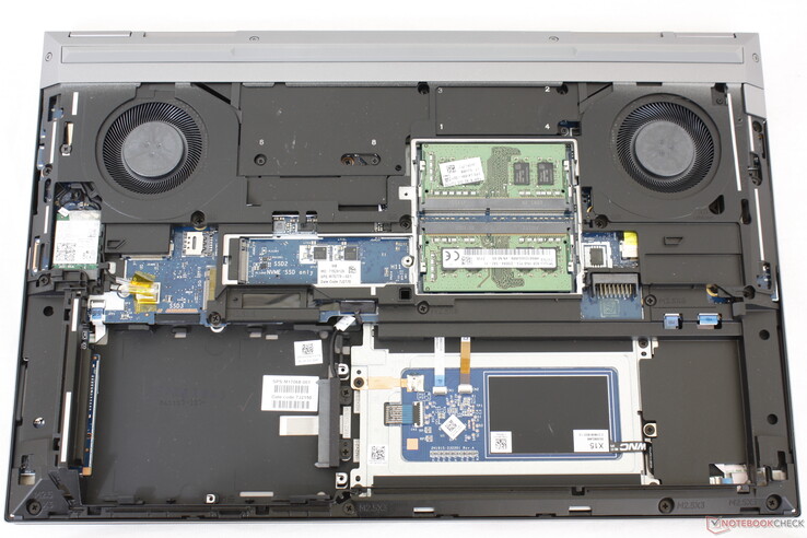 La batería y las placas metálicas se han retirado para mostrar dos de las cuatro ranuras SODIMM, dos ranuras M.2 y una bahía SATA III de 2,5 pulgadas