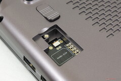 Los usuarios pueden insertar una tarjeta Nano-SIM a través de una escotilla fácilmente extraíble en la parte inferior