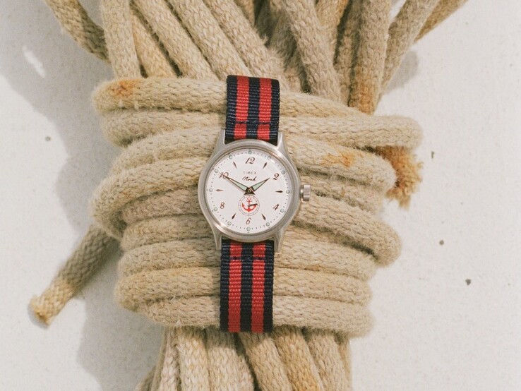 Reloj Noah x Timex MK1 Anchor con caja plateada de 36 mm, esfera blanca, motivo de un ancla y correa de tela a rayas azul marino y rojo.