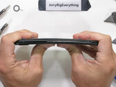 El Pixel 6a sobrevivió a las pruebas de durabilidad de JerryRigEverything, en parte gracias a su marco de aluminio. (Fuente de la imagen: JerryRigEverything)