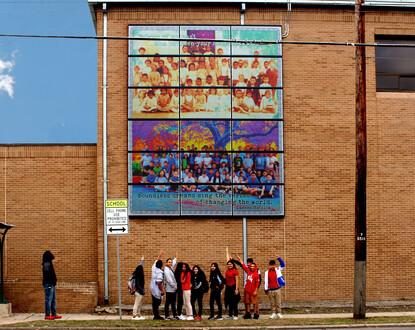Mural de paneles solares que celebra la historia de la comunidad en colaboración con la escuela primaria JT Brackenridge (artista: Adriana García, foto: Antonia Padilla)