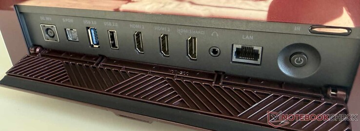Los puertos se encuentran en la parte trasera, detrás de una tapa.