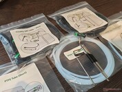 Los cables y las mangueras están etiquetados, y se incluyen instrucciones impresas