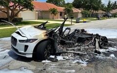 El Jaguar I-Pace, originalmente blanco, apenas era reconocible tras el incendio (Imagen: Gonzalo Salazar)