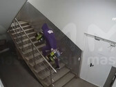 Las cámaras de vigilancia captaron a los empleados del almacén robando un montón de costosas GPU Nvidia RTX 3070 Ti (Imagen: Mash)