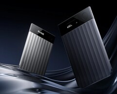 Plaud presenta el último dispositivo de la empresa para tomar notas con IA, el Plaud Note Pro, que puede resumir grabaciones de audio. (Fuente de la imagen: Plaud)