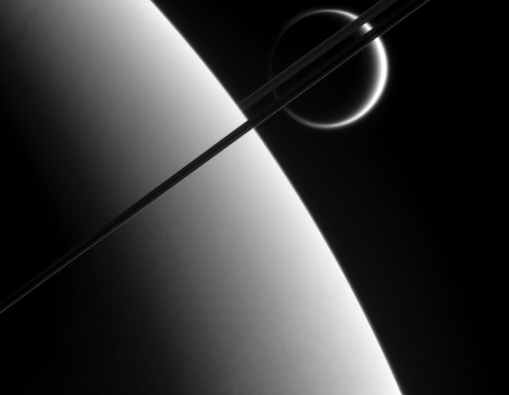 Una imagen que muestra Titán y los anillos de Saturno.