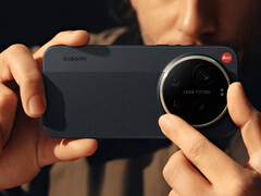 La Xiaomi 17 Ultra edición especial Leica cuesta unos 1.138 dólares en China. En la imagen: el anillo del zoom en acción. (Fuente de la imagen: Xiaomi)