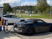 El próximo Boxster EV de Porsche tiene una peculiar ubicación del puerto de carga que podría resultar bastante práctica. (Fuente de la imagen: @Strombock en Twitter - editado)
