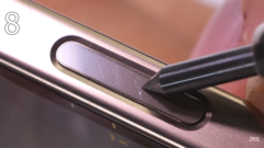 Apple'Control de Cámara se enfrenta a algunos picos de Mohs. (Fuente de la imagen: JerryRigEverything)