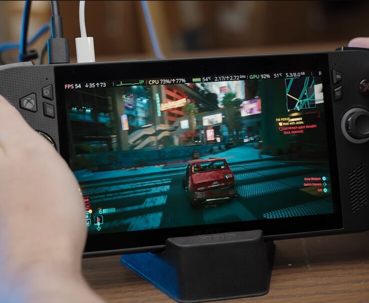 ASUS ROG Ally X ejecutando Cyberpunk 2077, mostrando en pantalla métricas de rendimiento en el juego como FPS, uso de CPU y GPU. (Fuente de la imagen: Dawid Does Tech Stuff)