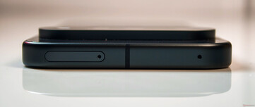 Parte superior: Bandeja Nano SIM, Micrófono