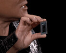 Jensen Huang sostiene en alto la Nvidia GB10 durante el CES 2025. (Fuente de la imagen: Hardware Luxx)