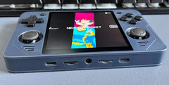 El RGB30 combina una pantalla de 4 pulgadas con un chipset Rockchip RK3566. (Fuente de la imagen: Powkiddy)
