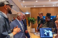 Tim Cook con el rey Carlos III en la sede de Apple en Battersea Power Station