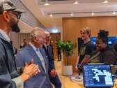 Tim Cook con el rey Carlos III en la sede de Apple en Battersea Power Station