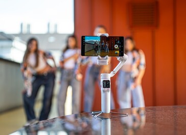 El cardán para smartphone Hohem V3 Ultra en color blanco ártico (Fuente de la imagen: Hohem)