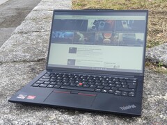 Basta ya de pantallas baratas, Lenovo: La pantalla de gama baja del ThinkPad E14 Gen 6 ya no debería ser una cosa (imagen: Lenovo ThinkPad E14 Gen 6 al aire libre, fuente de la imagen: Benjamin Herzig/Notebookcheck.net)