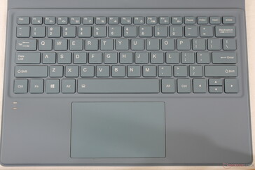 Base del teclado retroiluminada. Los dos LEDs cerca de la parte inferior izquierda son para la carga y el bloqueo de mayúsculas