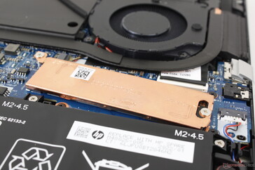 Difusor de calor de cobre sólo para una de las dos ranuras de SSD M.2 PCIe4