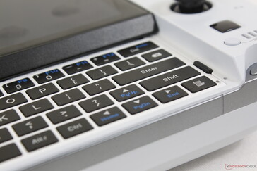 Las teclas del teclado están casi a ras de la cubierta, por lo que puede resultar difícil escribir con rapidez. El micrófono integrado se puede ver en la parte inferior derecha