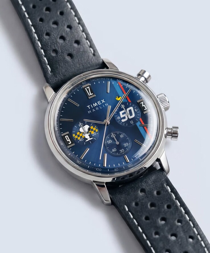 El cronógrafo Timex Peanuts x Marlin, mostrado en ángulo, con su caja de acero inoxidable pulido, su esfera azul con acabado rayos de sol y su correa de piel azul perforada.