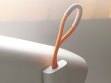La Yaber T1 Pro tiene una correa recubierta de silicona para facilitar su transporte. (Fuente de la imagen: Notebookcheck)