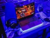 Un portátil para juegos instalado bajo una iluminación azul en una estación de demostración, ejecutando un juego (Fuente de la imagen: Pexels / Bertellifotografia)
