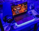 Un portátil para juegos instalado bajo una iluminación azul en una estación de demostración, ejecutando un juego (Fuente de la imagen: Pexels / Bertellifotografia)