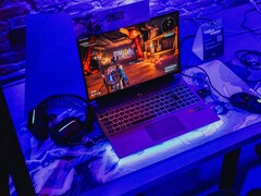 Un portátil para juegos instalado bajo una iluminación azul en una estación de demostración, ejecutando un juego (Fuente de la imagen: Pexels / Bertellifotografia)