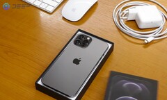 Un iPhone 12 Pro Max con puerto USB Type-C está alcanzando un precio considerablemente superior al que se cobra en Apple por el modelo original. (Fuente de la imagen: DEEP s.r.o)